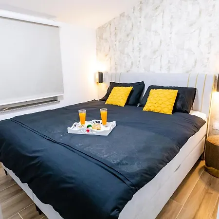 Laura Apartment Vir