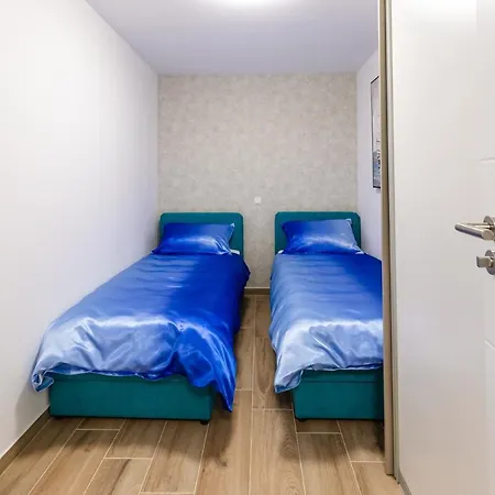 Laura Apartment Vir