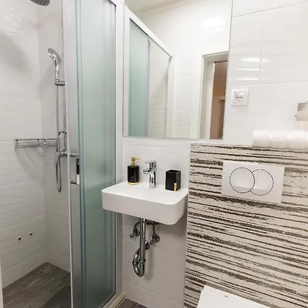 Laura Apartment Vir
