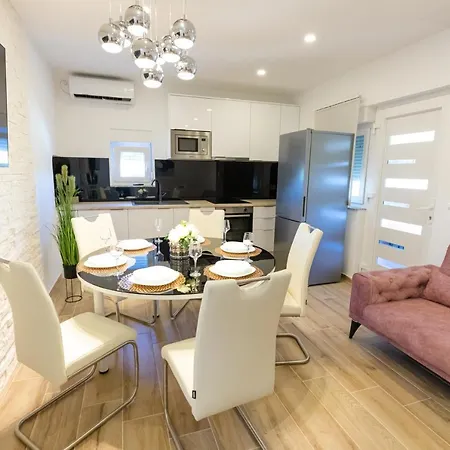 Laura Apartment *