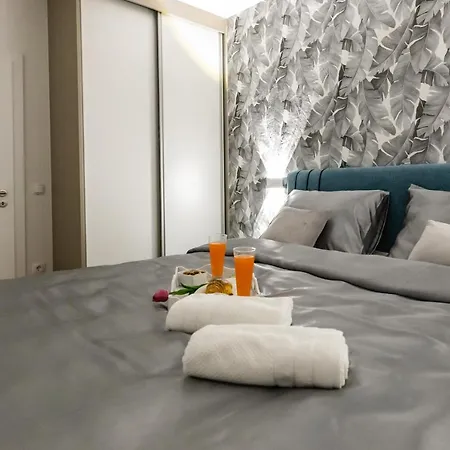 Laura Apartment Vir