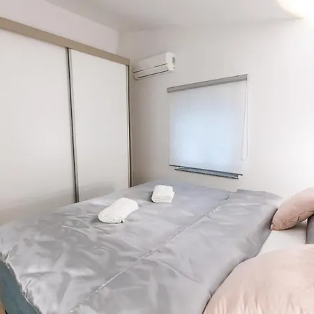 Laura Apartment Vir