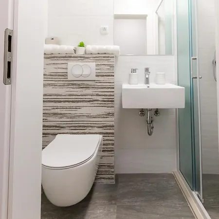 Laura Apartment Vir