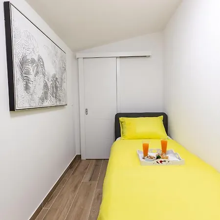 Laura Apartment *
