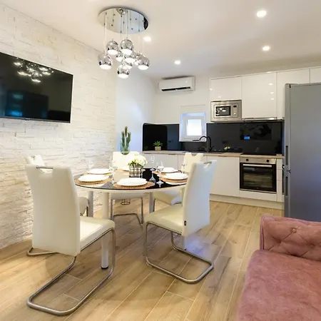 Laura Apartment