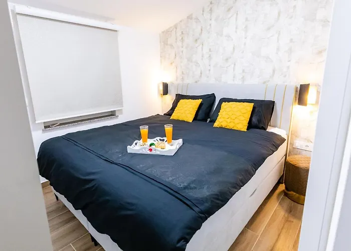 Laura Apartment Vir