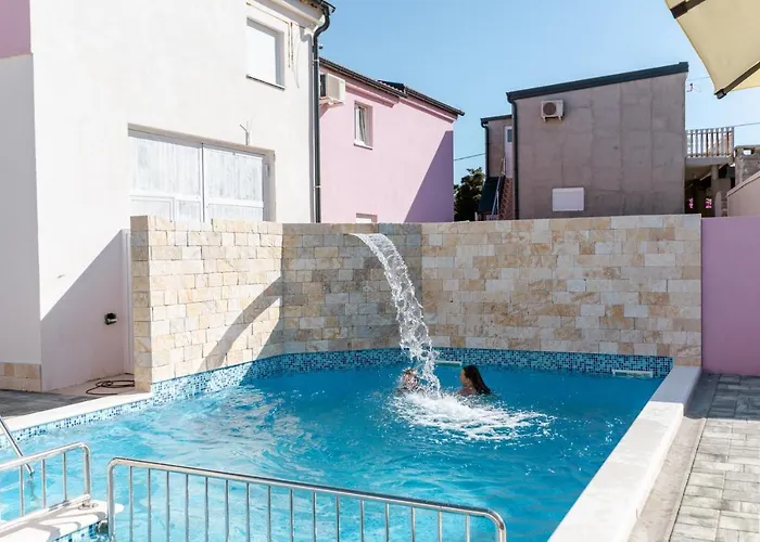 Апартаменты Laura Вир