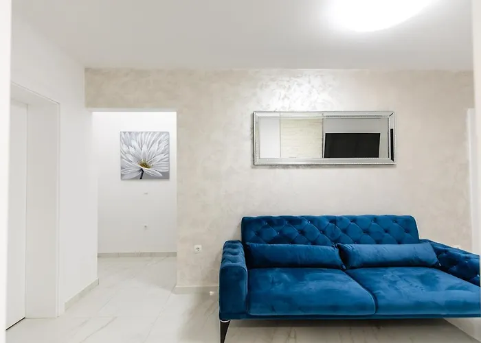 Laura Apartment Vir
