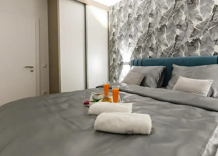 Laura Apartment Vir