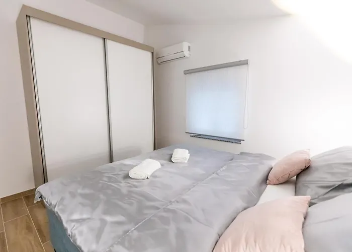 Laura Apartment Vir
