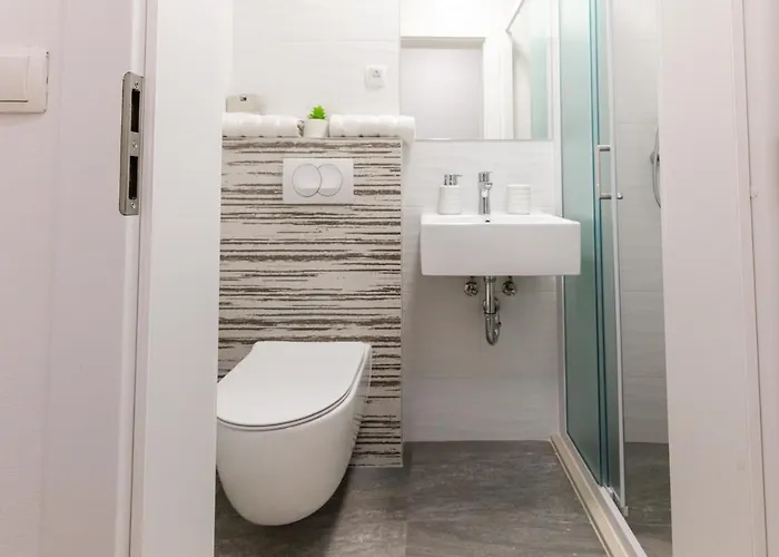 Laura Apartment Vir